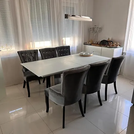 Moderne Designerwohnung Mit Whirlpool