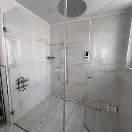 Moderne Designerwohnung Mit Whirlpool Lägenhet